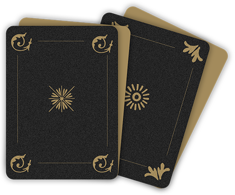 Frau legt Tarotkarten für Beratung